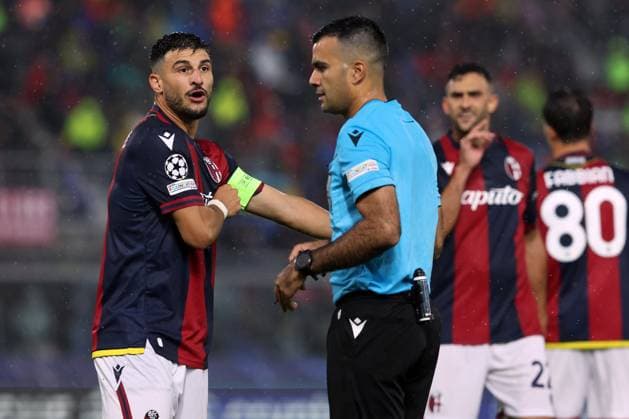 September 18, 2024, Bologna, Milan, Italy: Bologna, Italy 18.09.2024 : Charalampos Lykogiannis of Bologna protest with referee Rohit Saggi during UEFA Champions League 2024-2025, day 1, football match Bologna FC 1909 - Shakhtar Donetsk at Renato Dall Ara stadium in Bologna on September 2024. CALCIO - UEFA Champions League - Bologna FC vs FC Shakhtar Donetsk  - ZUMAs349 20240918_zsa_s349_031 Copyright: xMarcoxIacobucci IpaxSportx xIpax