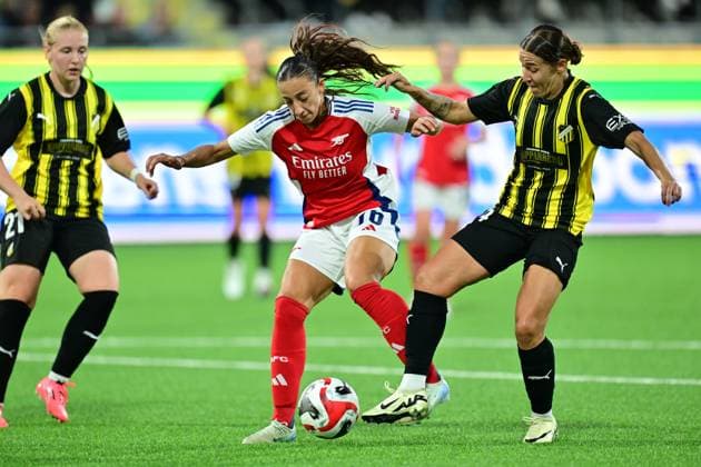 GÖTEBORG, SVERIGE 20240918 Arsenals Rosa Kafaji och Häckens Tabby Tindell i kamp om bollen under onsdagens fotbollsmatch, kval till Champions League, mellan BK Häcken och Arsenal WFC pa Bravida Arena. GÖTEBORG SVERIGE x9200x