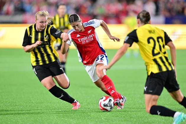 GÖTEBORG, SVERIGE 20240918 Häckens JÃ²hanna Fossdalsa Sörensen och Arsenals Kyra Cooney-Cross i kamp om bollen under onsdagens fotbollsmatch, kval till Champions League, mellan BK Häcken och Arsenal WFC pa Bravida Arena. GÖTEBORG SVERIGE x9200x