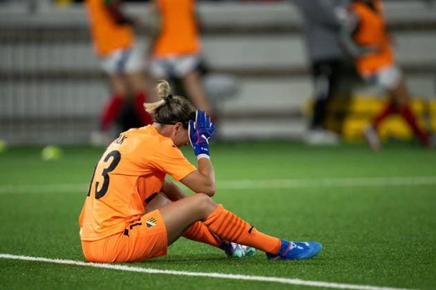 240918 Goalkeeper Jennifer Falk of Häcken in pain during the UEFA Women s Champions League qualifying match between Häcken and Arsenal on September 18, 2024 in Gothenburg. Photo: Mathias Bergeld BILDBYRAN kod MB MB0965 fotboll football soccer fotball champions league häcken arsenal dam bbeng kval kvalifisering qualification women kvinner bbauto ont skada Copyright: MATHIASxBERGELD BB240918MB048