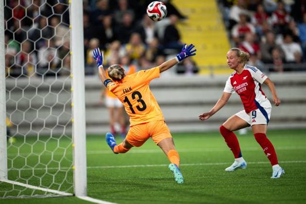 240918 Goalkeeper Jennifer Falk of Häcken and Beth Mead of Arsenal during the UEFA Women s Champions League qualifying match between Häcken and Arsenal on September 18, 2024 in Gothenburg. Photo: Mathias Bergeld BILDBYRAN kod MB MB0965 fotboll football soccer fotball champions league häcken arsenal dam bbeng kval kvalifisering qualification women kvinner bbauto ont skada Copyright: MATHIASxBERGELD BB240918MB049