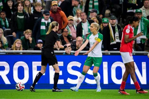 240918 Alice Carlsson of Hammarby reacts against referee during the UEFA Women s Champions League qualifying football match between Hammarby and Benfica on September 18, 2024 in Stockholm. Photo: Simon Hastegard BILDBYRAN kod SH SH0522 fotboll football soccer fotball champions league hammarby benfica dam bbeng bbauto Copyright: SIMONxHASTEGARD BB240918SH022