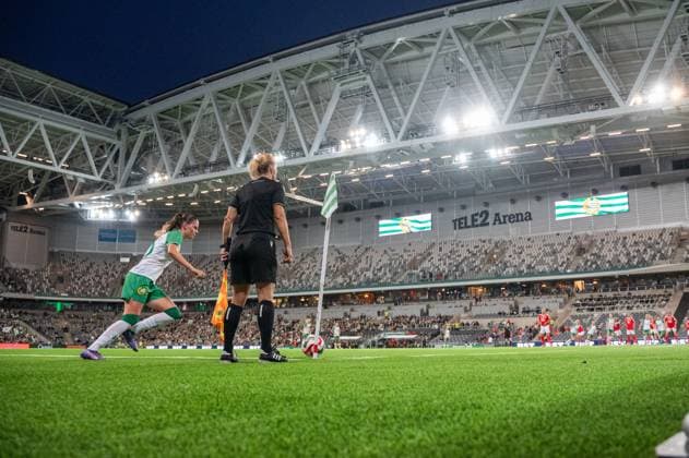 STOCKHOLM 24-09-18 Hammarbys Smilla Vallotto slar en hörna under onsdagens kval-match i andra omgangen i Women™s Champions League mellan Hammarby IF och Benfica Lissabon pa Tele2-Arena i Stockholm. Foto Harald Weidinger TT kod 11741
