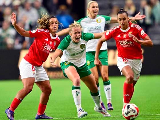 STOCKHOLM, SWEDEN 20240918 Hammarby s Julie Blakstad tries to get between Benfica s Andreia Norton and Andreia Faria during Wednesday s football match, qualifier for the Champions League, between Hammarby IF and Benfica at Tele2 Arena. Stockholm, Sweden 18 September 2024. STOCKHOLM SWEDEN x10030x