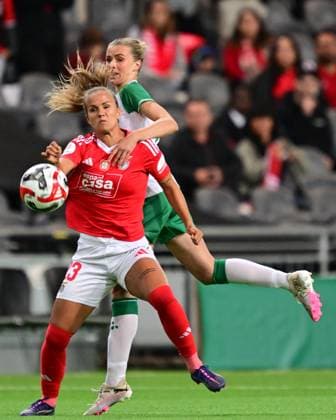 STOCKHOLM, SVERIGE 20240918 Benficas Anna Gasper mot Hammarbys Thea Sorbo under onsdagens fotbollsmatch, kval till Chamions League, mellan Hammarby IF och Benfica pa Tele2 Arena. STOCKHOLM SVERIGE x10030x
