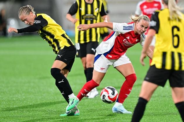Häcken s Filippa Curmark and Arsenal s Beth Mead during the Uefa Women s Champions League qualifier football match, round 21st leg, between BK Häcken and Arsenal WFC at Bravida Arena, Gothenburg, Sweden September 18, 2024. GÖTEBORG SWEDEN ttexport x9200x