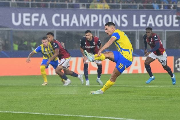CALCIO - UEFA Champions League - Bologna FC vs FC Shakhtar Donetsk Sudakov (Shakhtar Donestk) missing a penalty kick during Bologna FC vs FC Shakhtar Donetsk, UEFA Champions League football match in Bologna, Italy, September 18 2024 Bologna Italy  Copyright: xIPAxSport ABACAx