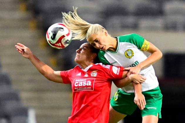 Sport Themen der Woche KW38 Sport Bilder des Tages STOCKHOLM, SWEDEN 20240918 Benfica s Cristina Martin-Prieto in a header duel against Hammarby s Alice Kristina Karlsson during Wednesday s UEFA Women s Champions League qualifying football match between Hammarby IF and Benfica at Tele2 Arena, Stockholm, Sweden 18 September 2024. STOCKHOLM SWEDEN x10030x *** STOCKHOLM, SWEDEN 20240918 Benfica s Cristina Martin Prieto in a header duel against Hammarby s Alice Kristina Karlsson during Wednesday s UEFA Women s Champions League qualifying football match between Hammarby IF and Benfica at Tele2 Arena, Stockholm, Sweden September 18, 2024 STOCKHOLM SWEDEN x10030x  Copyright: xJonasxEkströmer TTx CHAMPIONS LEAGUE QUALIFIER HAMMARBY-BENFICA