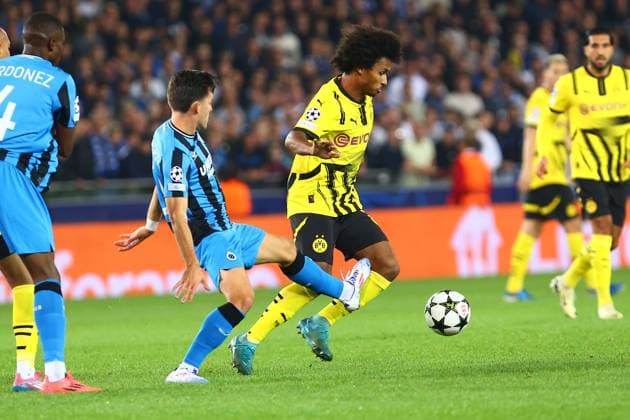 im Zweikampf, Aktion, mit Hugo Vetlesen 10 (Club Brugge) Donyell Malen 21 (Borussia Dortmund) Club Brugge vs. Borussia Dortmund, UEFA Champions League, Fussball, 1. Spieltag, Saison 2024 2025, 18.09.2024 FOTO: kolbert-press Ant Palmer Jan Breydel Stadion Belgien