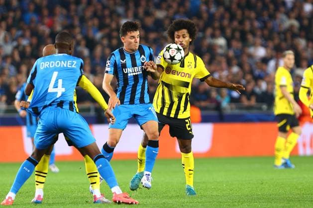 im Zweikampf, Aktion, mit Hugo Vetlesen 10 (Club Brugge) Donyell Malen 21 (Borussia Dortmund) Club Brugge vs. Borussia Dortmund, UEFA Champions League, Fussball, 1. Spieltag, Saison 2024 2025, 18.09.2024 FOTO: kolbert-press Ant Palmer Jan Breydel Stadion Belgien