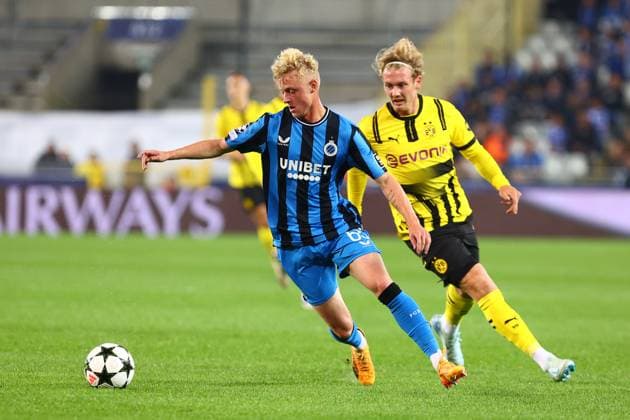 im Zweikampf, Aktion, mit Joaquin Seys 65 (Club Brugge) Julian Brandt 10 (Borussia Dortmund) Club Brugge vs. Borussia Dortmund, UEFA Champions League, Fussball, 1. Spieltag, Saison 2024 2025, 18.09.2024 FOTO: kolbert-press Ant Palmer Jan Breydel Stadion Belgien