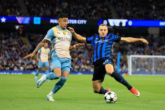 Manchester City v Inter Milan Champions League 18 09 2024. Savio (26) of Manchester City and Carlos Augusto (30) of Inter Milan challenge for the ball during the Champions League match between Manchester City and Inter Milan at the Etihad Stadium, Manchester, England on 18 September 2024. Manchester Etihad Stadium Manchester England Editorial use only , Copyright: xConorxMolloyx PSI-20434-0023