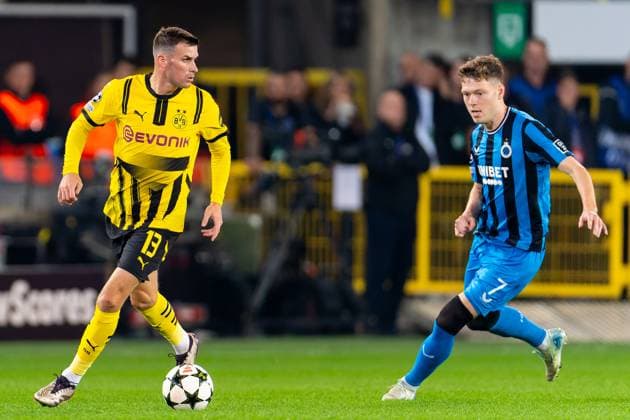 2024-09-18 Club Brugge KV v Borussia Dortmund - UEFA Champions League 2024 25 League Phase MD1 BRUGES, BELGIUM - SEPTEMBER 18: Pascal Gross of Borussia Dortmund battles for the ball with Andreas Skov Olsen of Club Brugge KV during the UEFA Champions League 2024 25 League Phase MD1 match between Club Brugge KV and Borussia Dortmund at Jan Breydelstadion on September 18, 2024 in Bruges, Belgium. (Photo by Joris Verwijst BSR Agency) Bruges Belgium Content not available for redistribution in The Netherlands directly or indirectly through any third parties. Copyright: xBSRxAgencyx