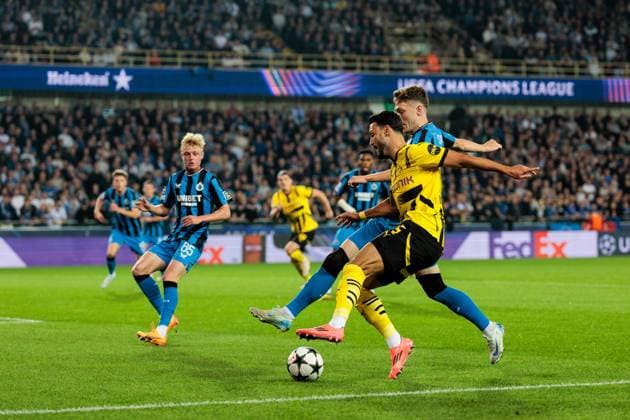 UEFA Champions League: Club Brugge - Borussia Dortmund; 18.09.2024 Zweikampf Ramy Bensebaini (Borussia Dortmund, 5), Andreas Skov Olsen (Club Brugge, 7) UEFA Champions League: Club Brugge - Borussia Dortmund, Brugge, Jan Breydelstadion am 18.09.2024 Copyright: xBEAUTIFULxSPORTS Wunderlx