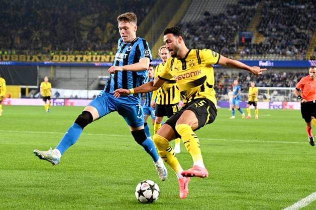 BRUGGE - (l-r) Andreas Skov Olsen of Club Brugge KV, Ramy Bensebaini of Borussia Dortmund during the UEFA Champions League match between Club Brugge and Borussia Dortmund at the Jan Breydel Stadium on Sept. 18, 2024 in Bruges, Belgi . ANP Hollandse Hoogte UEFA Europa Champions League 2024 25 xVIxANPxSportx xGerritxvanxKeulenxIVx 508790900 originalFilename: 508790900.jpg