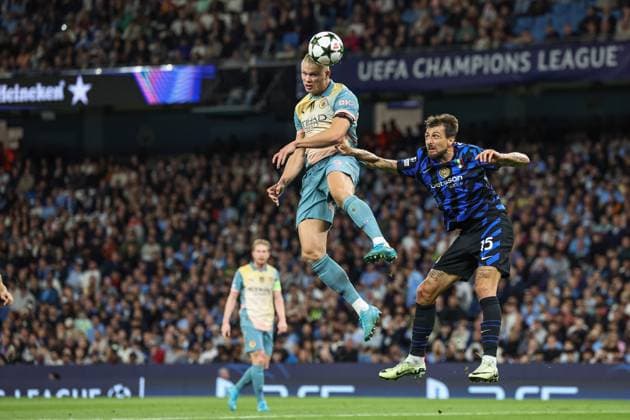 UEFA Champions League league stage Manchester City v Inter Milan Erling Haaland of Manchester City heads on goal saved by Yann Sommer of Inter Milan during the UEFA Champions League league stage match Manchester City vs Inter Milan at Etihad Stadium, Manchester, United Kingdom, 18th September 2024 (Photo by Mark Cosgrove News Images) Manchester Etihad Stadium Manchester United, ManU Kingdom Copyright: xMarkxCosgrove NewsxImagesx