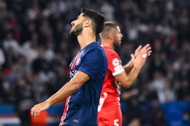Asensio Marco ( 11 - PSG ) looks dejected while David Lopez ( 5 - Girona ) applauds during the UEFA Champions League match between Paris Saint Germain and Girona FC at Parc Des Princes on September 18, 2024 in Paris, France. ( Photo by federico pestellini panoramic ) - FOOTBALL : PSG vs Girona - Ligue des Champions - 18 09 2024 FedericoPestellini Panoramic 