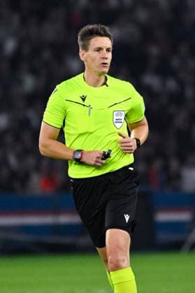 Daniel Siebert ( referee ) during the UEFA Champions League match between Paris Saint Germain and Girona FC at Parc Des Princes on September 18, 2024 in Paris, France. ( Photo by federico pestellini panoramic ) - FOOTBALL : PSG vs Girona - Ligue des Champions - 18 09 2024 FedericoPestellini Panoramic 