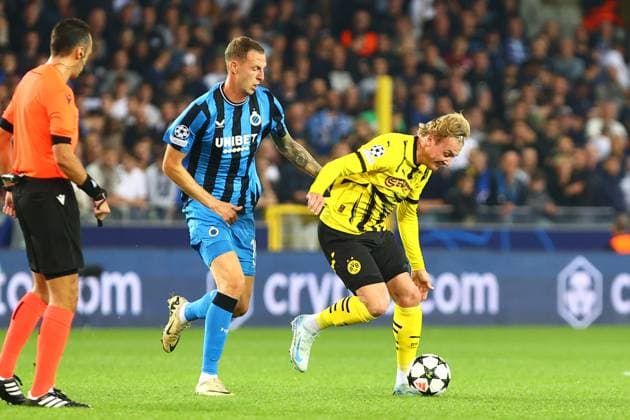 Julian Brandt 10 (Borussia Dortmund) im Zweikampf, Aktion, mit Hugo Vetlesen 10 (Club Brugge) Club Brugge vs. Borussia Dortmund, UEFA Champions League, Fussball, 1. Spieltag, Saison 2024 2025, 18.09.2024 FOTO: kolbert-press Ant Palmer Jan Breydel Stadion Belgien