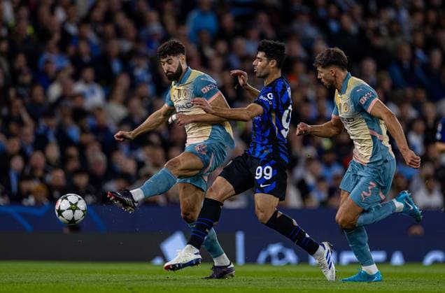 Football - UEFA Champions League - League Phase - Manchester City FC v Inter Milan MANCHESTER, ENGLAND - Wednesday, September 18, 2024: Manchester City s JoÅ¡ko Gvardiol (L) is challenged by Inter Milan s Mehdi Taremi during the UEFA Champions League match between Manchester City FC and Inter Milan at the City of Manchester Stadium. (Photo by David Rawcliffe Propaganda) MANCHESTER City of Manchester Stadium GREATER MANCHESTER ENGLAND  Copyright: xDavidxRawcliffex P2024-09-18-Man_City_Inter_Milan-19