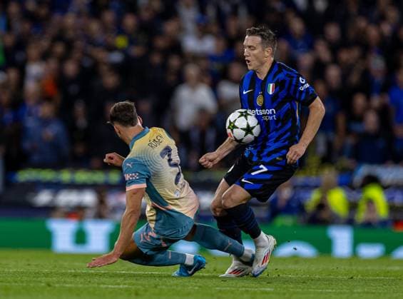 Football - UEFA Champions League - League Phase - Manchester City FC v Inter Milan MANCHESTER, ENGLAND - Wednesday, September 18, 2024: Manchester City s Ruben Dias slides in on Inter Milan s Piotr ZieliÅ ski during the UEFA Champions League match between Manchester City FC and Inter Milan at the City of Manchester Stadium. (Photo by David Rawcliffe Propaganda) MANCHESTER City of Manchester Stadium GREATER MANCHESTER ENGLAND  Copyright: xDavidxRawcliffex P2024-09-18-Man_City_Inter_Milan-25