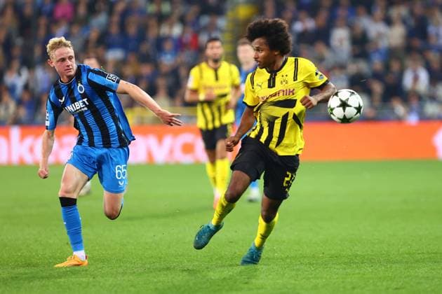im Zweikampf, Aktion, mit Joaquin Seys 65 (Club Brugge) Karim Adeyemi 27 (Borussia Dortmund) Club Brugge vs. Borussia Dortmund, UEFA Champions League, Fussball, 1. Spieltag, Saison 2024 2025, 18.09.2024 FOTO: kolbert-press Ant Palmer Jan Breydel Stadion Belgien