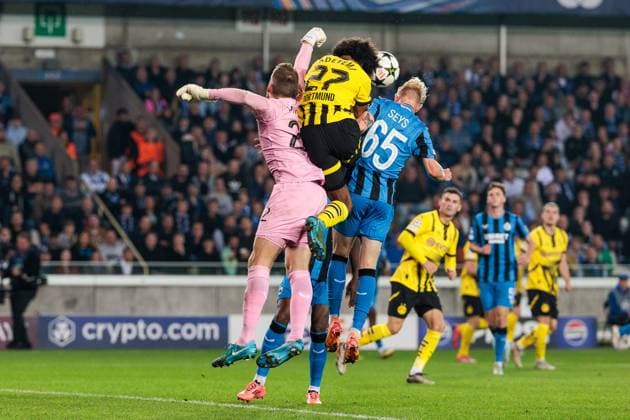 UEFA Champions League: Club Brugge - Borussia Dortmund; 18.09.2024 Zweikampf Simon Mignolet (Club Brugge, 22), Karim Adeyemi (Borussia Dortmund, 27), Joaquin Seys (Club Brugge, 65) Kopfballduell UEFA Champions League: Club Brugge - Borussia Dortmund, Brugge, Jan Breydelstadion am 18.09.2024 Copyright: xBEAUTIFULxSPORTS Wunderlx