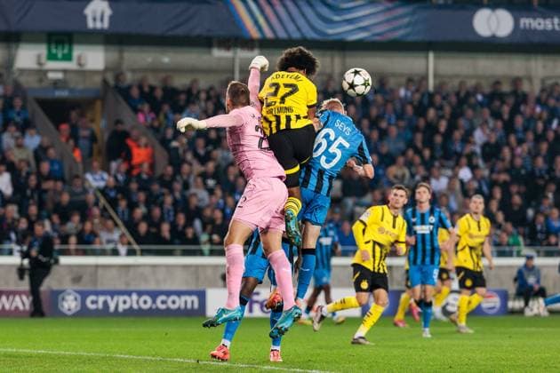 UEFA Champions League: Club Brugge - Borussia Dortmund; 18.09.2024 Zweikampf Simon Mignolet (Club Brugge, 22), Karim Adeyemi (Borussia Dortmund, 27), Joaquin Seys (Club Brugge, 65) Kopfballduell UEFA Champions League: Club Brugge - Borussia Dortmund, Brugge, Jan Breydelstadion am 18.09.2024 Copyright: xBEAUTIFULxSPORTS Wunderlx