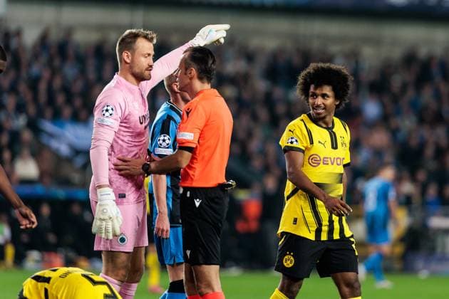 UEFA Champions League: Club Brugge - Borussia Dortmund; 18.09.2024 Simon Mignolet (Club Brugge, 22) diskutiert mit Schiedsrichter Irfan Peljto, Karim Adeyemi (Borussia Dortmund, 27) UEFA Champions League: Club Brugge - Borussia Dortmund, Brugge, Jan Breydelstadion am 18.09.2024 Copyright: xBEAUTIFULxSPORTS Wunderlx
