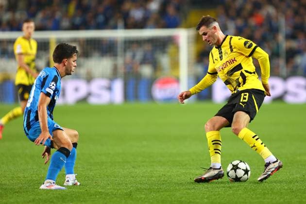 Pascal Gross 13 (Borussia Dortmund) im Zweikampf, Aktion, mit Hugo Vetlesen 10 (Club Brugge) Club Brugge vs. Borussia Dortmund, UEFA Champions League, Fussball, 1. Spieltag, Saison 2024 2025, 18.09.2024 FOTO: kolbert-press Ant Palmer Jan Breydel Stadion Belgien