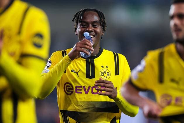 18.09.2024, Fussball, Saison 2024 2025, UEFA Champions League, 1. Spieltag, FC Brügge - Borussia Dortmund, Jamie Jermaine Gittens (Borussia Dortmund) freut sich und trinkt, Brügge Jan Breydel Stadion Belgien xRHR-FOTO DEx Copyright: DennisxEwert RHR-FOTOx RHR-FOTO DE