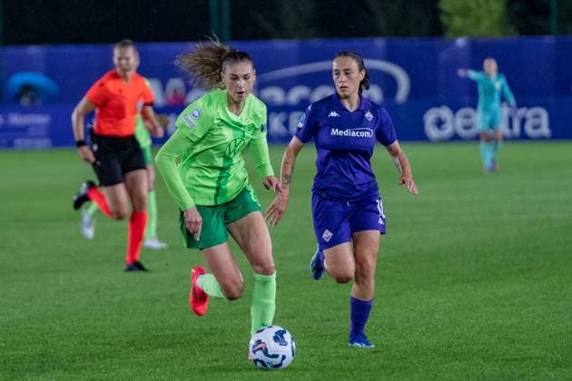 Florence, Italy, September 18th 2024: Jule Brand (29 Wolfsburg) vs Michela Catena (10 Fiorentina) during the UEFA Women s Champions League round 2 match between ACF Fiorentina and VfL Wolfsburg at Viola Park in Florence, Italy. (Sara Esposito SPP) Copyright: xSaraxEspositox xSPPx spp-en-SaEsSp-SaraEsposito_SPP_-02062