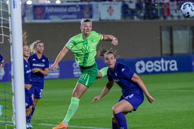 Florence, Italy, September 18th 2024: Alexandra Popp (11 Wolfsburg) vs Emma Faerge (44 Fiorentina) during the UEFA Women s Champions League round 2 match between ACF Fiorentina and VfL Wolfsburg at Viola Park in Florence, Italy. (Sara Esposito SPP) Copyright: xSaraxEspositox xSPPx spp-en-SaEsSp-SaraEsposito_SPP_-02078