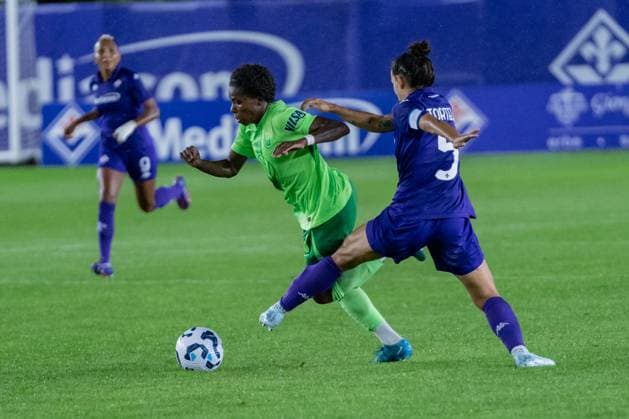 Florence, Italy, September 18th 2024: Lineth Beerensteyn (9 Wolfsburg) vs Alice Tortelli (5 Fiorentina) during the UEFA Women s Champions League round 2 match between ACF Fiorentina and VfL Wolfsburg at Viola Park in Florence, Italy. (Sara Esposito SPP) Copyright: xSaraxEspositox xSPPx spp-en-SaEsSp-SaraEsposito_SPP_-02203