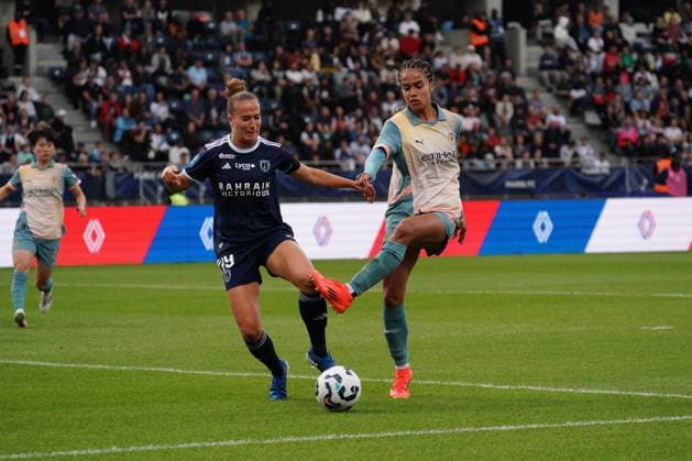 Mary Fowler of Man City takes on Thea Greboval of Paris FC Paris FC Women v Manchester City Women, UEFA Women s Champions League, Second Round, Football, Stade Charlety , Paris, France, 18 Sep 2024 EDITORIAL USE ONLY No use with unauthorised audio, video, data, fixture lists, club league logos or live services. Online in-match use limited to 120 images, no video emulation. No use in betting, games or single club league player publications. Copyright: xDavexWinter Shutterstockx 14722161jf