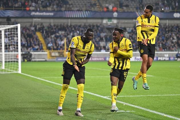 Bruegge, Jan Breydel Stadion, 18.09.24, GER, Herren, UEFA Champions League, Saison 2024-2025, Club Bruegge - Borussia Dortmund Bild: Serhou GUIRASSY (Dortmund) jubelt nach seinem Tor zum 0:3 mit Jamie GITTENS (Dortmund) und Felix NMECHA (Dortmund) Only for editorial use! UEFA regulations prohibit any use of photographs as image sequences and or quasi-video. Flandern Belgien
