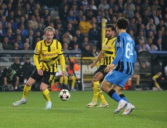 18.09.2024, xgrfx, Fussball UEFA Champions League, Club Brügge - Borussia Dortmund emspor, v.l. Julian Brandt (Borussia Dortmund), Kyriani Sabbe (Club Brügge) (DFL DFB REGULATIONS PROHIBIT ANY USE OF PHOTOGRAPHS as IMAGE SEQUENCES and or QUASI-VIDEO) Brügge