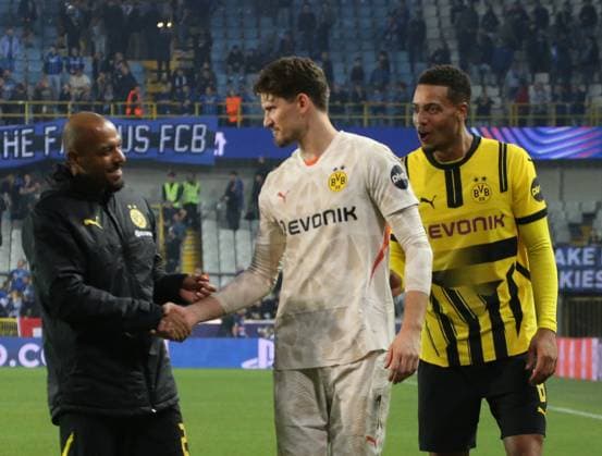 18.09.2024, xgrfx, Fussball UEFA Champions League, Club Brügge - Borussia Dortmund emspor, v.l. Donyell Malen, Gregor Kobel (Borussia Dortmund) (DFL DFB REGULATIONS PROHIBIT ANY USE OF PHOTOGRAPHS as IMAGE SEQUENCES and or QUASI-VIDEO) Brügge