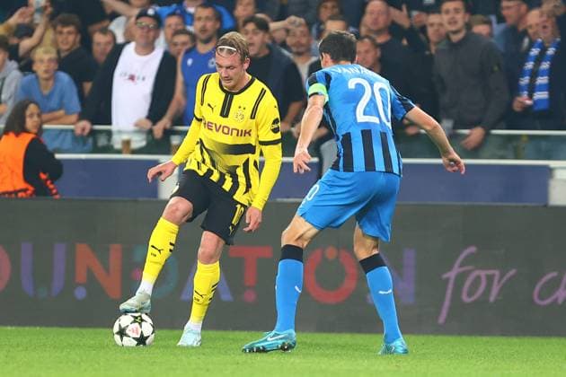 Julian Brandt 10 (Borussia Dortmund) im Zweikampf, Aktion, mit Hans Vanaken 20 (Club Brugge) Club Brugge vs. Borussia Dortmund, UEFA Champions League, Fussball, 1. Spieltag, Saison 2024 2025, 18.09.2024 FOTO: kolbert-press Ant Palmer Jan Breydel Stadion Belgien