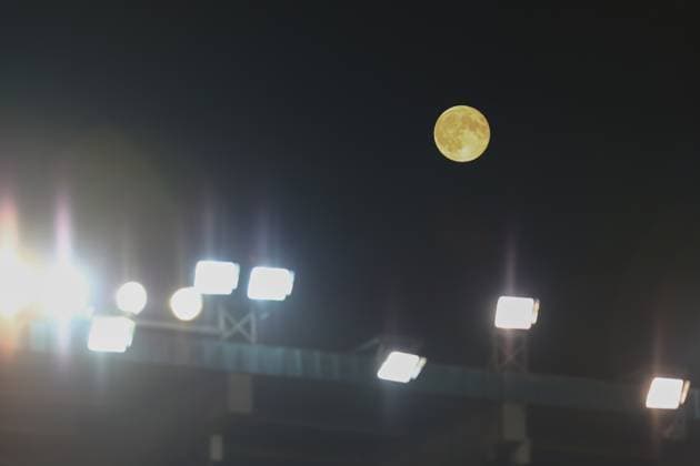 Sport Bilder des Tages Vollmond über Jan Breydel Stadion Club Brugge vs. Borussia Dortmund, UEFA Champions League, Fussball, 1. Spieltag, Saison 2024 2025, 18.09.2024 FOTO: kolbert-press Ant Palmer Jan Breydel Stadion Belgien
