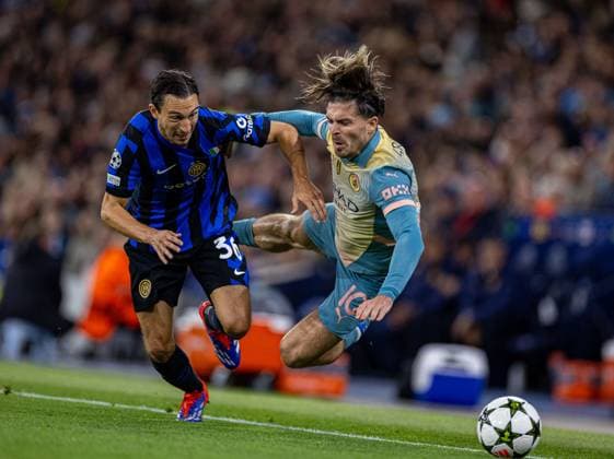 Sport Bilder des Tages (240919) -- MANCHESTER, Sept. 19, 2024 -- Manchester City s Jack Grealish (R) is challenged by Inter Milan s Matteo Darmian during the UEFA Champions League match between Manchester City and Inter Milan in Manchester, Britain, on Sept. 18, 2024. (SP)BRITAIN-MANCHESTER-FOOTBALL-UEFA CHAMPIONS LEAGUE-MANCHESTER CITY VS INTER MILAN LixYing 