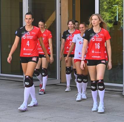 die Spielerinnen kommen zum Teamfoto, vorn v.l.: Nathalie Lemmens und Emma Scarlett Clothier, Media-Day in der Handwerkskammer Dresden, Media Day, Fototermin, Fotoshooting, Dresdner SC, Volleyball, 1. Bundesliga Frauen, 1. Liga, DSC, Saison 2024 2025, 18.09.2024,