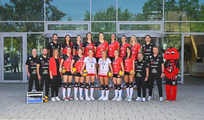 hintere Reihe, v.l.: Athletiktrainer Lukasz Marciniak, Victoria Demidova, Eva Zatkovic, Lena Linke, Nathalie Lemmens, Sarah Straube, Emma Scarlett Clothier, Co-Trainer Radoslaw Wodzinski; untere Reihe, v.l.: Mannschaftsarzt Dr. Tino Lorenz, Physiotherapeut Oleksandr Selyavkin, Julie Lengweiler, Larissa Winter, Lotte Goertz, Patricia Nestler, Lorena Lorber Fijok, Stamatia Kyparissi, Mannschaftsarzt Dr. Attila Höhne, Trainer Alexander Waibl, Maskottchen Burny; Teamfoto, Mannschaftsfoto, Media-Day in der Handwerkskammer Dresden, Media Day, Fototermin, Fotoshooting, Dresdner SC, Volleyball, 1. Bundesliga Frauen, 1. Liga, DSC, Saison 2024 2025, 18.09.2024,