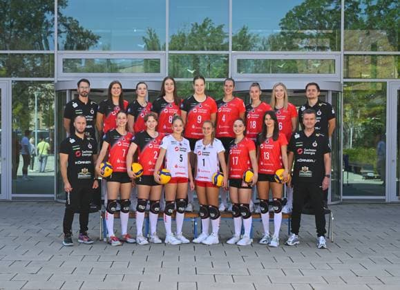 hintere Reihe, v.l.: Athletiktrainer Lukasz Marciniak, Victoria Demidova, Eva Zatkovic, Lena Linke, Nathalie Lemmens, Sarah Straube, Emma Scarlett Clothier, Co-Trainer Radoslaw Wodzinski; untere Reihe, v.l.: Physiotherapeut Oleksandr Selyavkin, Julie Lengweiler, Larissa Winter, Lotte Goertz, Patricia Nestler, Lorena Lorber Fijok, Stamatia Kyparissi, Trainer Alexander Waibl; Teamfoto, Mannschaftsfoto, Media-Day in der Handwerkskammer Dresden, Media Day, Fototermin, Fotoshooting, Dresdner SC, Volleyball, 1. Bundesliga Frauen, 1. Liga, DSC, Saison 2024 2025, 18.09.2024,