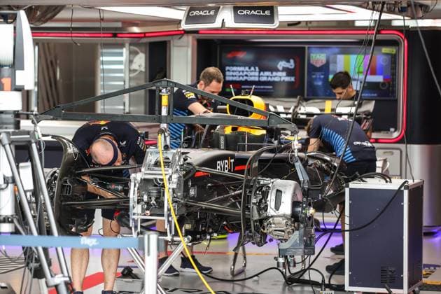 Red Bull Racing RB20, mechanical detail mechanic, mecanicien, mechanics during the Formula 1 Singapore Grand Prix 2024, 18th round of the 2024 Formula One World Championship, WM, Weltmeisterschaft from September 20 to 22, 2024 on the Marina Bay Circuit, in Singapore, Singapore - F1 - SINGAPORE GRAND PRIX 2024 DPPI Panoramic  240919_R18_SINGAPORE_DP_XB3_7324
