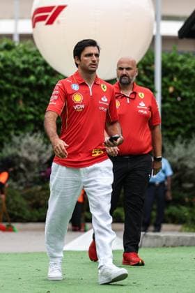 SAINZ Carlos (spa), Scuderia Ferrari SF-24, portrait during the Formula 1 Singapore Grand Prix 2024, 18th round of the 2024 Formula One World Championship, WM, Weltmeisterschaft from September 20 to 22, 2024 on the Marina Bay Circuit, in Singapore, Singapore - F1 - SINGAPORE GRAND PRIX 2024 DPPI Panoramic  240919_R18_SINGAPORE_DP_XB3_7408