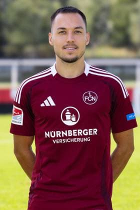18.09.2024 - 1. FC Nürnberg FCN ( Club ) - 2. Fussball Bundesliga BL - Saison 2024 2025 - Fototermin Porträttermin Vorstellung Präsentation Pressetermin - DaMa - Einzelbild Einzelfoto Portrait Porträt Kopfbild - Julian Justvan (10, 1. FC Nürnberg FCN )