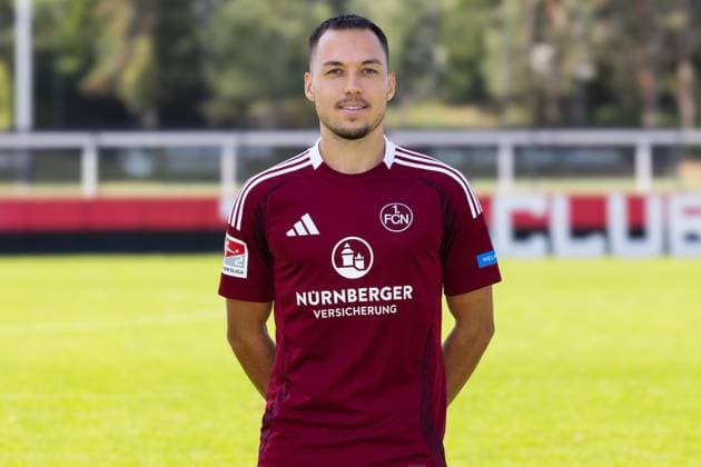 18.09.2024 - 1. FC Nürnberg FCN ( Club ) - 2. Fussball Bundesliga BL - Saison 2024 2025 - Fototermin Porträttermin Vorstellung Präsentation Pressetermin - DaMa - Einzelbild Einzelfoto Portrait Porträt Kopfbild - Julian Justvan (10, 1. FC Nürnberg FCN )