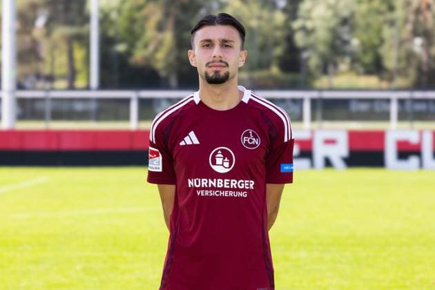18.09.2024 - 1. FC Nürnberg FCN ( Club ) - 2. Fussball Bundesliga BL - Saison 2024 2025 - Fototermin Porträttermin Vorstellung Präsentation Pressetermin - DaMa - Einzelbild Einzelfoto Portrait Porträt Kopfbild - Berkay Yilmaz (21, 1. FC Nürnberg FCN )