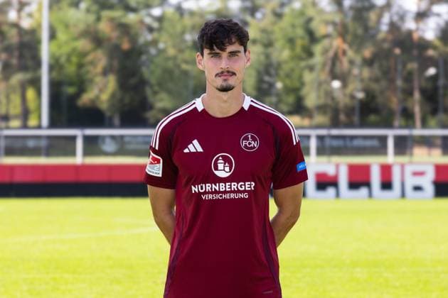 18.09.2024 - 1. FC Nürnberg FCN ( Club ) - 2. Fussball Bundesliga BL - Saison 2024 2025 - Fototermin Porträttermin Vorstellung Präsentation Pressetermin - DaMa - Einzelbild Einzelfoto Portrait Porträt Kopfbild - Janni Serra (23, 1. FC Nürnberg FCN )